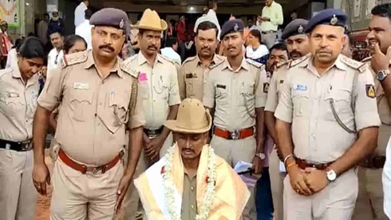 తల్లి చనిపోయిన మరుసటిరోజే విధులకు హాజరైన పోలీస్ కానిస్టేబుల్