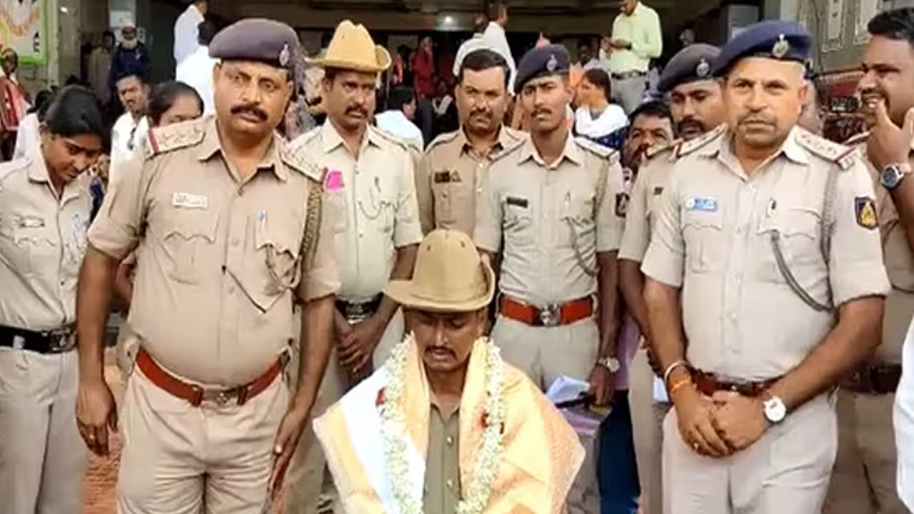 తల్లి చనిపోయిన మరుసటిరోజే విధులకు హాజరైన పోలీస్ కానిస్టేబుల్