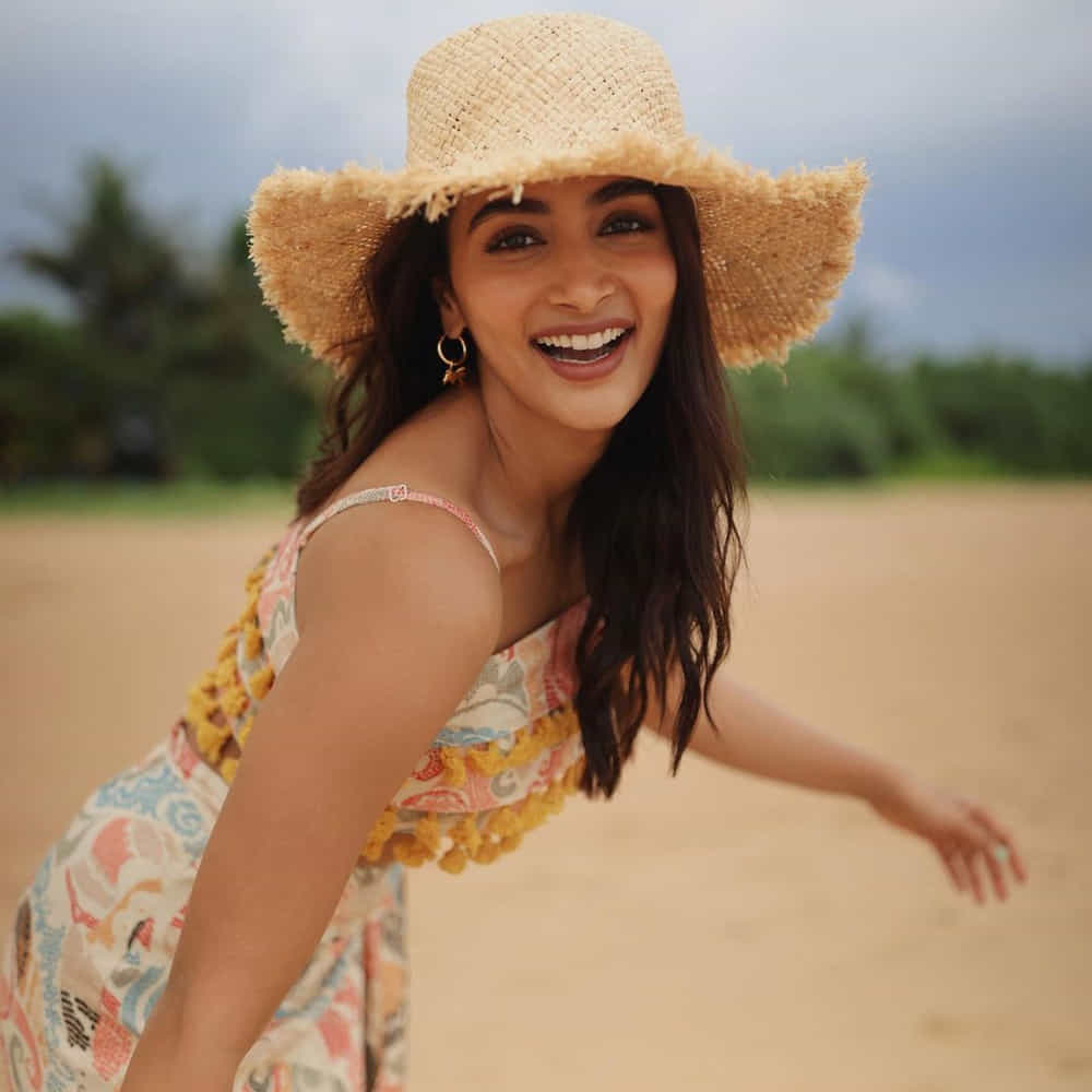 టాలీవుడ్ టూ బాలీవుడ్ దూసుకుపోతున్న అందాల నటి పూజా హెగ్డే కుర్రకారు హృదయాల్లో గూడుకట్టుకుంది. ఈ చిన్నది టాలీవుడ్ బడా స్టార్ హీరోల సరసన నటించే అవకాశాన్ని సొంతం చేసుకుంది. సోషల్ మీడియాలో యాక్టీవ్ గా ఉండే ఈ అమ్మడు తాజా ఫోటోషూట్ తో మరోసారి ఎట్ట్రాక్టీవ్ అయ్యింది.