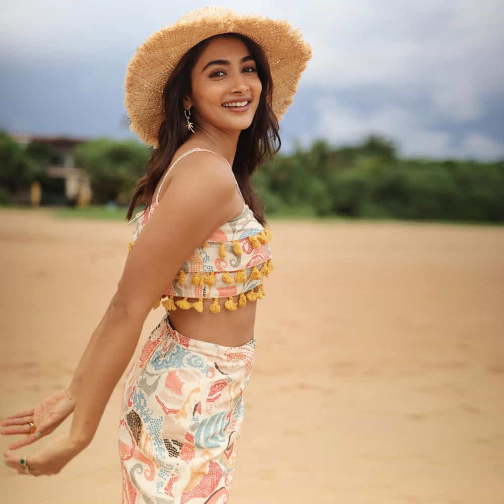 టాలీవుడ్ టూ బాలీవుడ్ దూసుకుపోతున్న అందాల నటి పూజా హెగ్డే కుర్రకారు హృదయాల్లో గూడుకట్టుకుంది. ఈ చిన్నది టాలీవుడ్ బడా స్టార్ హీరోల సరసన నటించే అవకాశాన్ని సొంతం చేసుకుంది. సోషల్ మీడియాలో యాక్టీవ్ గా ఉండే ఈ అమ్మడు తాజా ఫోటోషూట్ తో మరోసారి ఎట్ట్రాక్టీవ్ అయ్యింది.