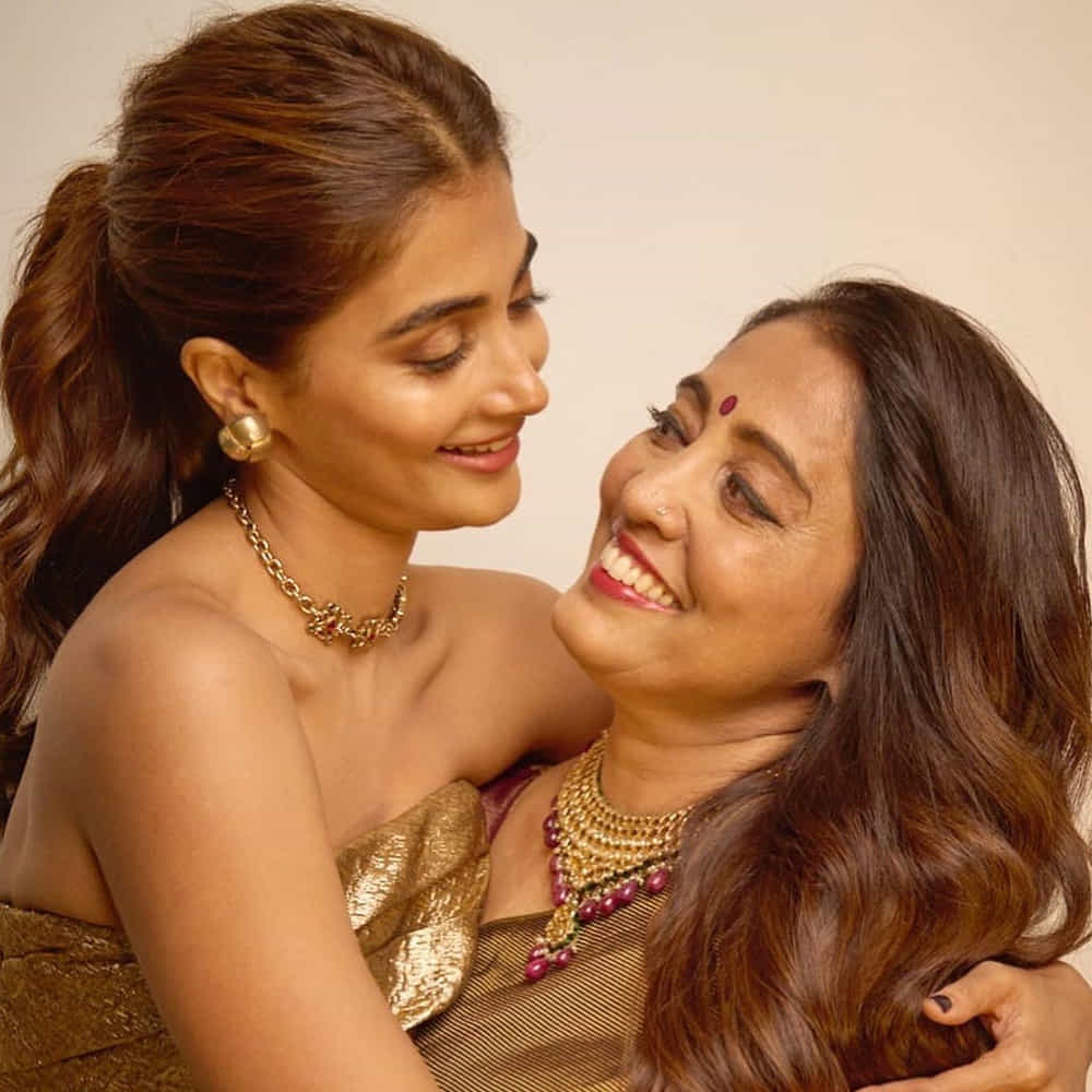అందులో వెయిట్ చేయడానికి ఏముంది? సల్మాన్ పక్కన కూడా పూజా అందంగా కనిపించిందంటున్నారు ఆమె మాతృమూర్తి. సో, జనాలు గుసగుసలాడటానికి... ఇక్కడ నో స్కోప్ అన్నమాట.