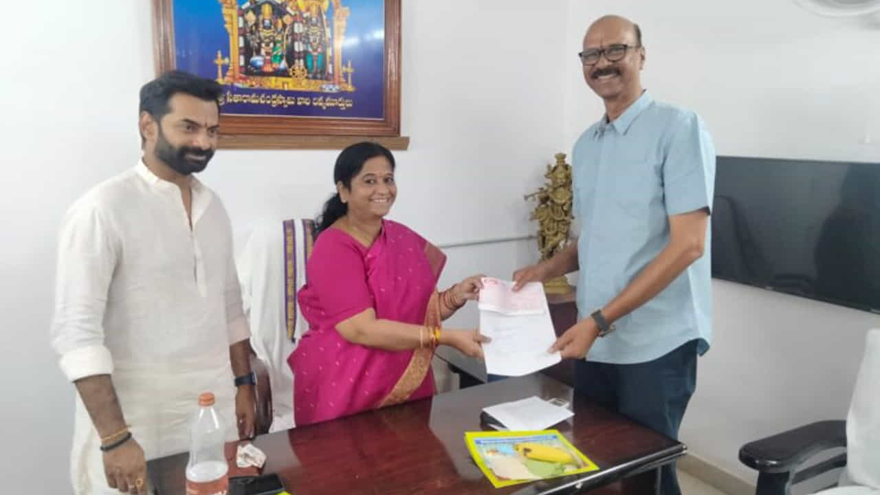 ఈ మేరకు ఈ మేరకు  ప్రభాస్ ఆత్మీయులు రూ.10 లక్షల చెక్కును భద్రాచలం ఆలయ ఈఓ రమాదేవికి శనివారం అందించారు.  