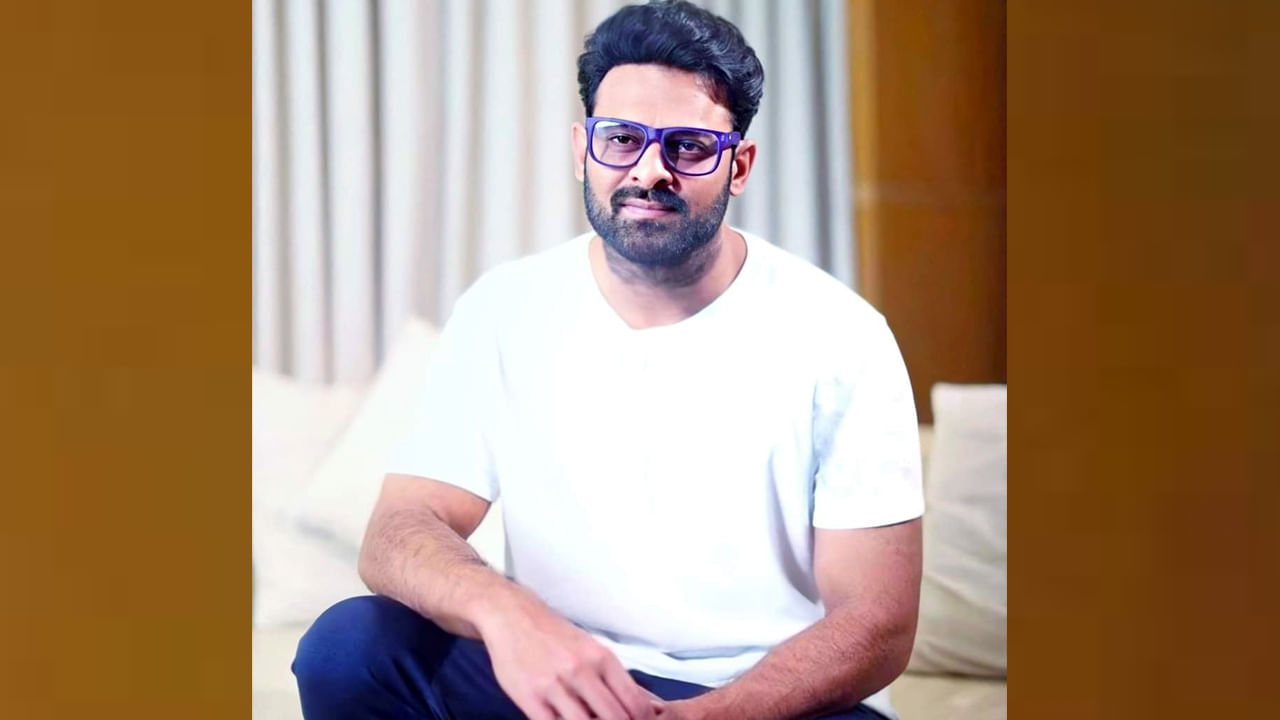 Prabhas: ప్రభాస్ న్యూలుక్ అదిరిపోయింది.. మాస్ అండ్ స్టైలీష్‏ లుక్‏లో డార్లింగ్.. వైరలవుతున్న ఫోటో..