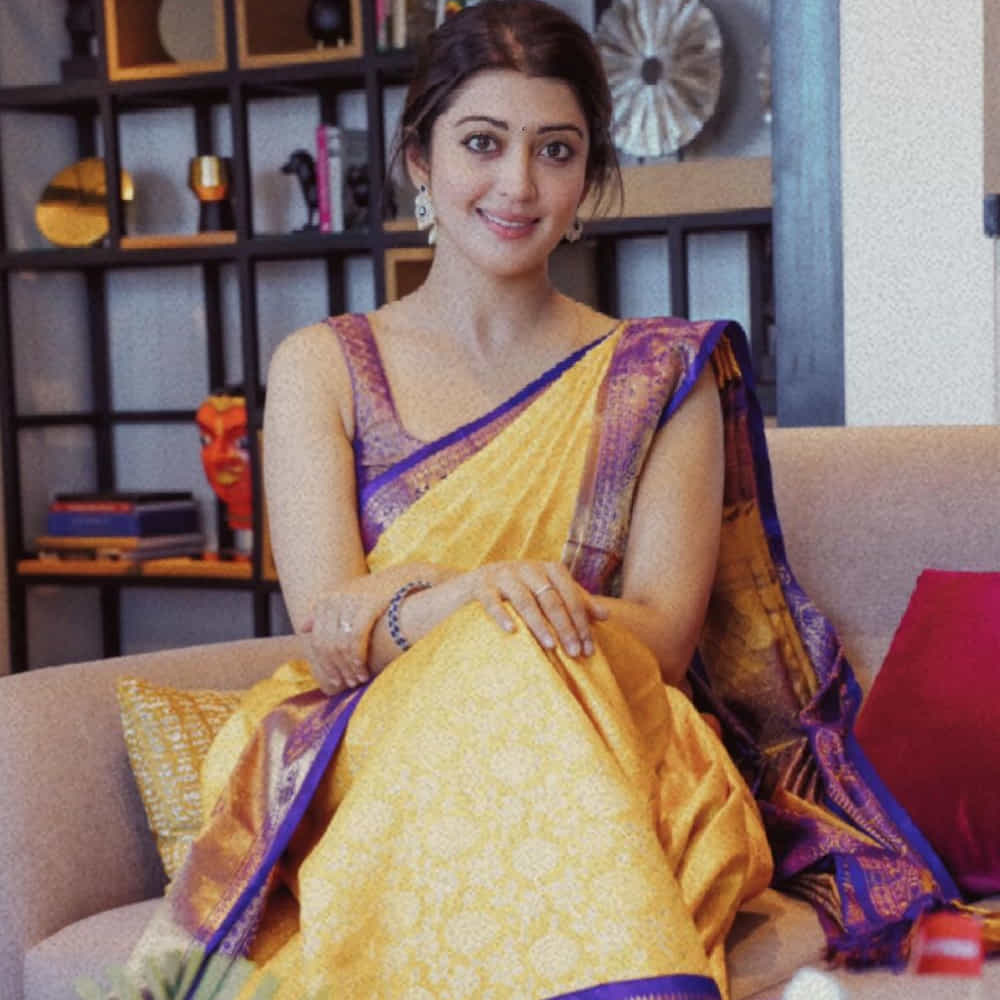 అందం, అభినయంతో తెలుగు ప్రేక్షకులు మనసు దోచుకున్న అందాల నటి ప్రణీత. ఏం పిల్లో.. ఏం పిల్లడో సినిమాతో తెలుగు సినీ పరిశ్రమకు పరిచయమైన ఈ కన్నడ నటి పవర్ స్టార్ పవన్ కల్యాణ్ నటించిన అత్తారింటికి దారేది సినిమాతో తెలుగు ప్రేక్షకులకు బాగా దగ్గరయ్యారు. తాజా ఫొటోస్ తో మరింత అందంగా కనిపిస్తుంది ఈ అమ్మడు..