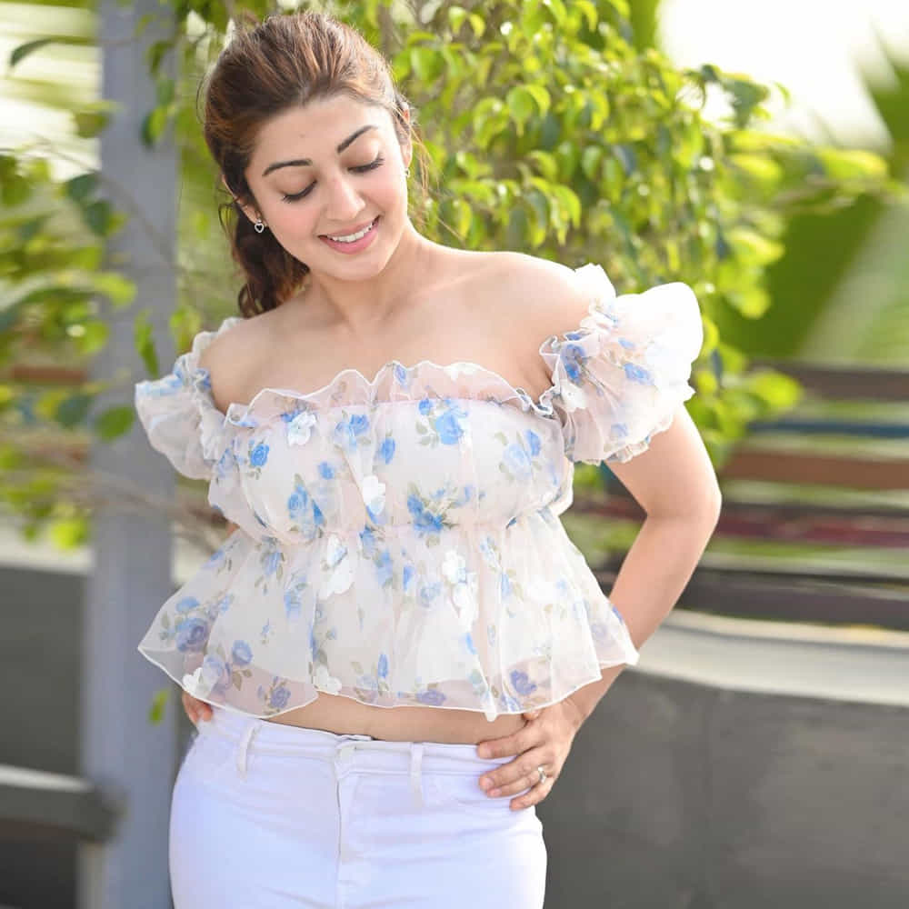 అందం, అభినయంతో తెలుగు ప్రేక్షకులు మనసు దోచుకున్న అందాల నటి ప్రణీత. ఏం పిల్లో.. ఏం పిల్లడో సినిమాతో తెలుగు సినీ పరిశ్రమకు పరిచయమైన ఈ కన్నడ నటి పవర్‌ స్టార్‌ పవన్‌ కల్యాణ్‌ నటించిన అత్తారింటికి దారేది సినిమాతో తెలుగు ప్రేక్షకులకు బాగా దగ్గరయ్యారు. తాజా ఫొటోస్ తో మరింత అందంగా కనిపిస్తుంది ఈ అమ్మడు..