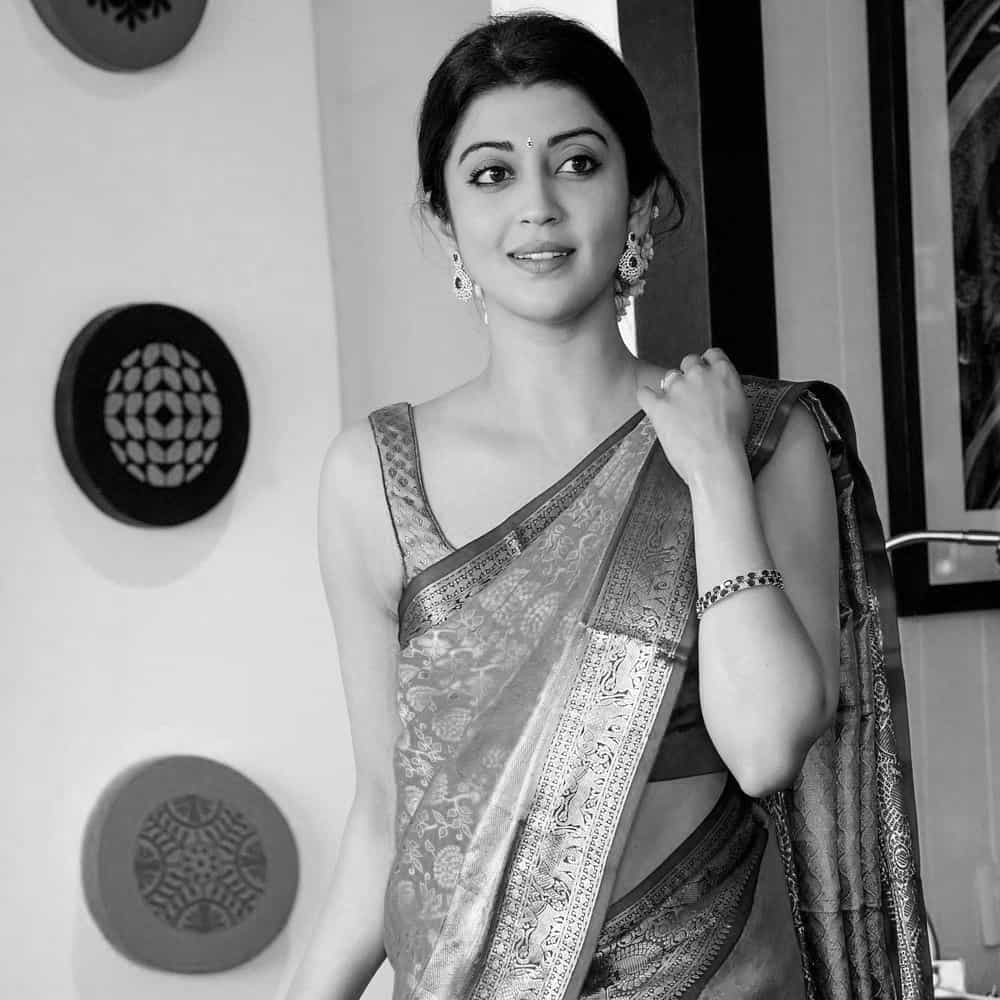 అందం, అభినయంతో తెలుగు ప్రేక్షకులు మనసు దోచుకున్న అందాల నటి ప్రణీత. ఏం పిల్లో.. ఏం పిల్లడో సినిమాతో తెలుగు సినీ పరిశ్రమకు పరిచయమైన ఈ కన్నడ నటి పవర్ స్టార్ పవన్ కల్యాణ్ నటించిన అత్తారింటికి దారేది సినిమాతో తెలుగు ప్రేక్షకులకు బాగా దగ్గరయ్యారు. తాజా ఫొటోస్ తో మరింత అందంగా కనిపిస్తుంది ఈ అమ్మడు..