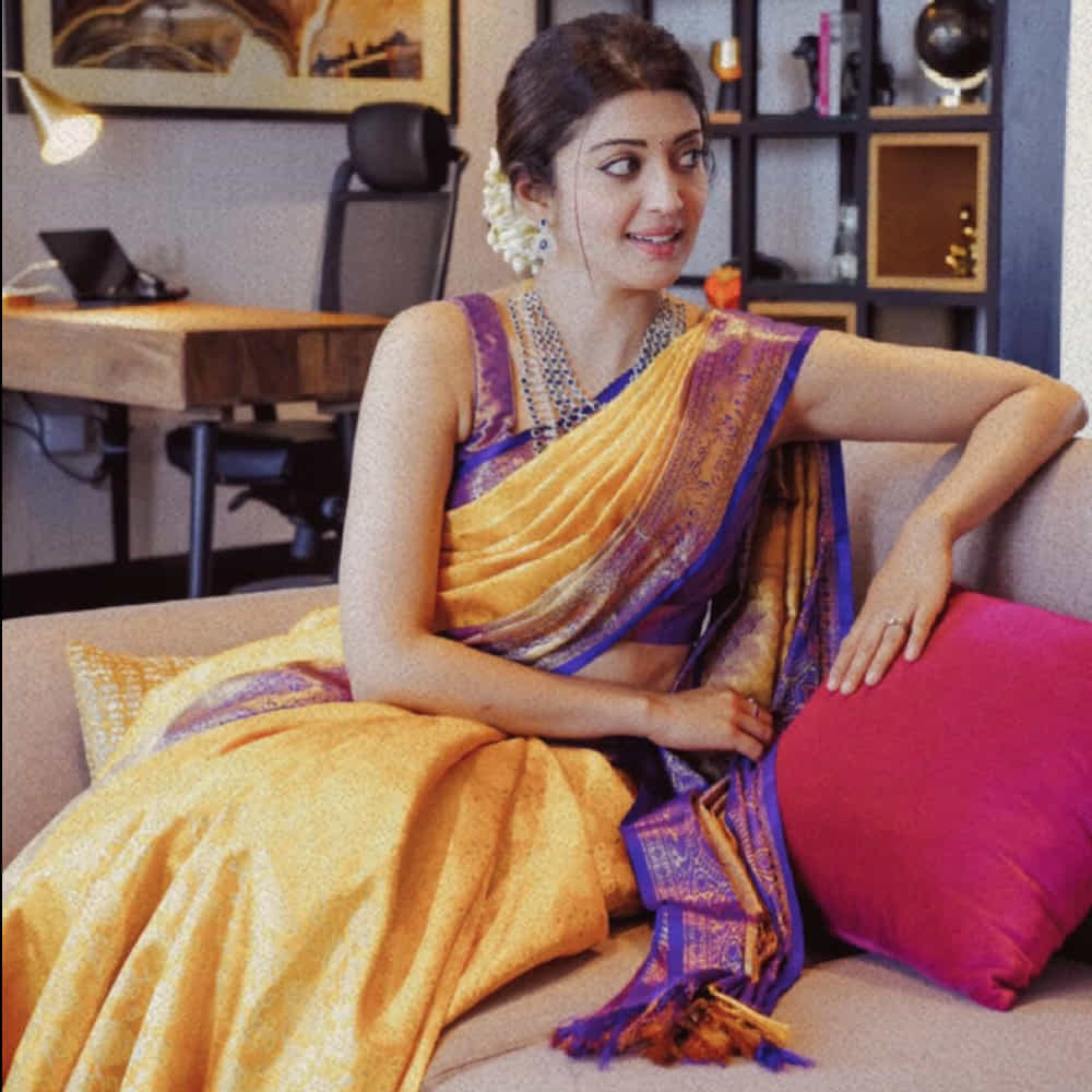 అందం, అభినయంతో తెలుగు ప్రేక్షకులు మనసు దోచుకున్న అందాల నటి ప్రణీత. ఏం పిల్లో.. ఏం పిల్లడో సినిమాతో తెలుగు సినీ పరిశ్రమకు పరిచయమైన ఈ కన్నడ నటి పవర్ స్టార్ పవన్ కల్యాణ్ నటించిన అత్తారింటికి దారేది సినిమాతో తెలుగు ప్రేక్షకులకు బాగా దగ్గరయ్యారు. తాజా ఫొటోస్ తో మరింత అందంగా కనిపిస్తుంది ఈ అమ్మడు..