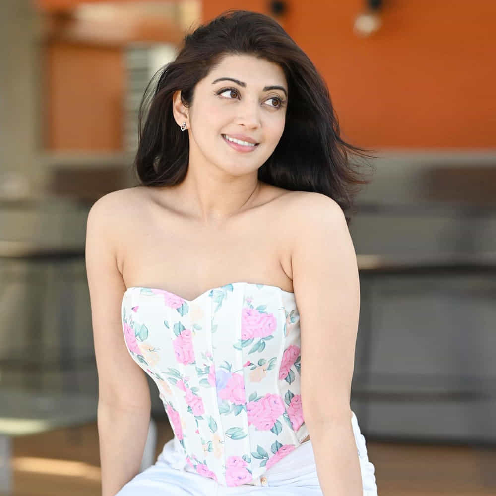 అందం, అభినయంతో తెలుగు ప్రేక్షకులు మనసు దోచుకున్న అందాల నటి ప్రణీత. ఏం పిల్లో.. ఏం పిల్లడో సినిమాతో తెలుగు సినీ పరిశ్రమకు పరిచయమైన ఈ కన్నడ నటి పవర్‌ స్టార్‌ పవన్‌ కల్యాణ్‌ నటించిన అత్తారింటికి దారేది సినిమాతో తెలుగు ప్రేక్షకులకు బాగా దగ్గరయ్యారు. తాజా ఫొటోస్ తో మరింత అందంగా కనిపిస్తుంది ఈ అమ్మడు..