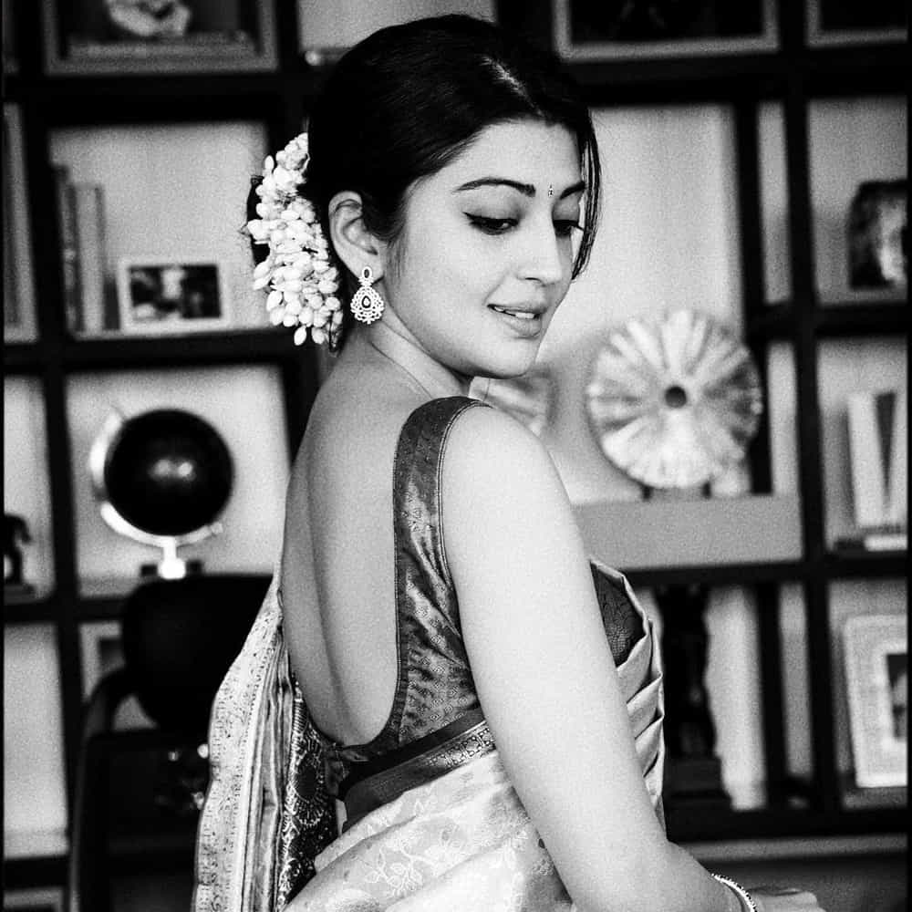 అందం, అభినయంతో తెలుగు ప్రేక్షకులు మనసు దోచుకున్న అందాల నటి ప్రణీత. ఏం పిల్లో.. ఏం పిల్లడో సినిమాతో తెలుగు సినీ పరిశ్రమకు పరిచయమైన ఈ కన్నడ నటి పవర్ స్టార్ పవన్ కల్యాణ్ నటించిన అత్తారింటికి దారేది సినిమాతో తెలుగు ప్రేక్షకులకు బాగా దగ్గరయ్యారు. తాజా ఫొటోస్ తో మరింత అందంగా కనిపిస్తుంది ఈ అమ్మడు..