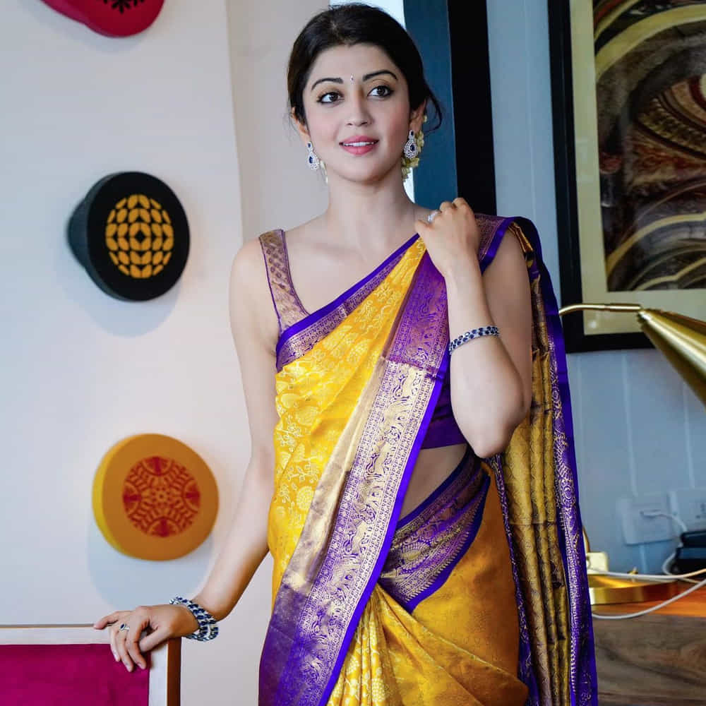 అందం, అభినయంతో తెలుగు ప్రేక్షకులు మనసు దోచుకున్న అందాల నటి ప్రణీత. ఏం పిల్లో.. ఏం పిల్లడో సినిమాతో తెలుగు సినీ పరిశ్రమకు పరిచయమైన ఈ కన్నడ నటి పవర్ స్టార్ పవన్ కల్యాణ్ నటించిన అత్తారింటికి దారేది సినిమాతో తెలుగు ప్రేక్షకులకు బాగా దగ్గరయ్యారు. తాజా ఫొటోస్ తో మరింత అందంగా కనిపిస్తుంది ఈ అమ్మడు..