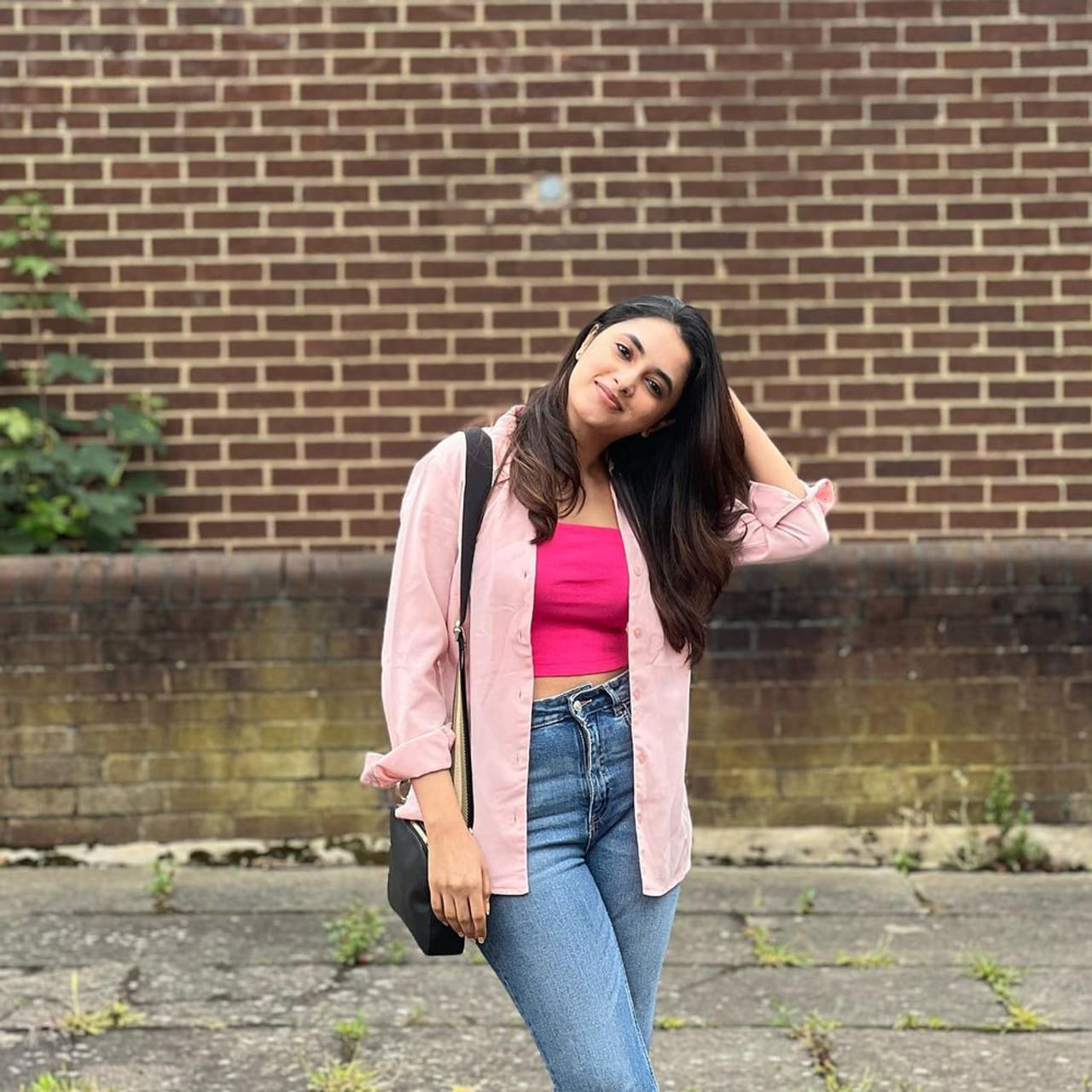 నాని నటించిన 'గ్యాంగ్ లీడర్' సినిమా తో హీరోయిన్గా నటించిన వెండితెరకు పరిచయం అయ్యింది ప్రియాంక మోహన్. ఈ కన్నడ ముద్దుగుమ్మ ఆకర్షించే అందంతో కుర్రాళ్ల మనుసును కొల్లగొట్టింది. శర్వానంద్ పక్కన హీరోయిన్ గా శ్రీకారం సినిమాతో మెప్పించింది. తర్వాత డాక్టర్, ET, డాన్ చిత్రాల్లో కథానాయకిగా అలరించింది. ప్రస్తుతం పవన్ కళ్యాణ్ సరసన OG చిత్రంలో నటిస్తుంది ఈ భామ. తాజాగా ఈ అమ్మడి ఫోటోషూట్ చూసి కుర్రకారు ఫిదా అయిపోతున్నారు.