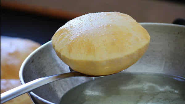 Puri Making Tips: పూరీలు ఎక్కువ నూనె లాగుతున్నాయా.. అయితే ఈ సింపుల్ ట్రిక్తో ఆయిల్ సేవ్ చేయండి..