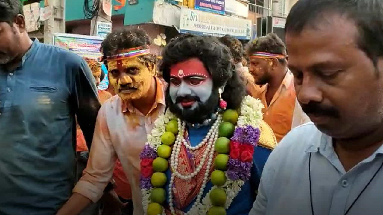 అయితే తాజాగా తిరుపతి జాతరలో ఎక్కడ చూసిన అల్లు అర్జున్ ‘పుష్పరాజ్’లే కనపడ్డారు. అవును, 8 రోజుల పాటు నిర్వహించే తిరుపతి తాతయ్యగుంట గంగమ్మ జాతరలో ఐదో రోజు సందర్భంగా వైసీపీ ఎంపీ గురుమూర్తి మాతంగి వేధారణలో కనిపించారు. చూడడానికి ‘పుష్పరాజ్–కాళీమాత’లా కనిపించారు గురుమూర్తి.