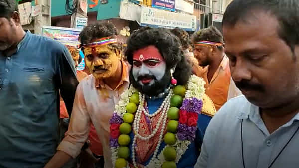 పుష్ప 2 అల్లు అర్జున్ గెటప్తో గంగమ్మకు మొక్కులు.. తగ్గేదేలే..! అంటున్న ఇతను వైసీపీ ఎంపీ.. గుర్తుపట్టారా..?