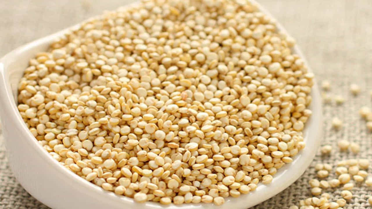క్వినోవా: Quinoa సూపర్ఫుడ్.. తక్షణ శక్తిని అందించడానికి క్వినోవా బెటర్ అంటున్నారు ఆరోగ్య నిపుణులు.. ఇందులో ఎనిమిది ముఖ్యమైన అమైనో ఆమ్లాలు, విటమిన్లు, ఖనిజాలు, ఫైబర్ ఉన్నాయి. అంతే కాదు ఇది ఉడికించడం కూడా చాలా సులభం.
