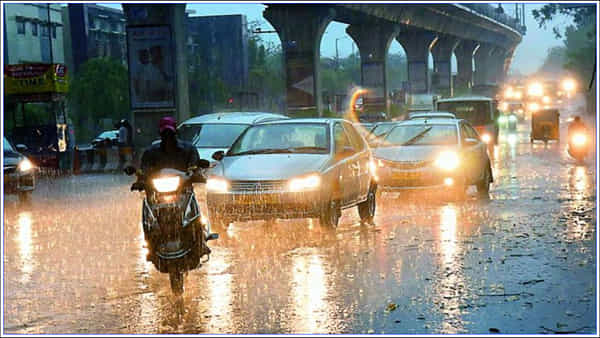 Heavy Rain: హైదరాబాద్లో భారీ వర్షం.. రోడ్లన్ని జలమయం.. అప్రమత్తంగా ఉండాలంటూ హెచ్చరిక