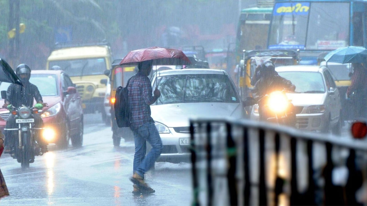 Rain Alert: తెలుగు రాష్ట్రాల ప్రజలకు బిగ్ అలర్ట్.. వచ్చే రెండు రోజులు భారీ వర్షాలు.. జర భద్రం..