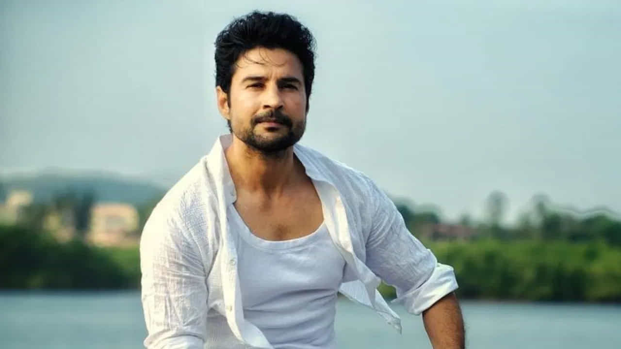 రాజీవ్ ఖండేల్వాల్ మొదట ఏక్తా కపూర్ సీరియల్ 'కహిన్ తో హోగా'తో బుల్లి తెరపై నటుడిగా ఆదరణ సొంతం చేసుకున్నాడు. ఈ సీరియల్ లో రాజీవ్ ఖండేల్వాల్ పేక్షకులకు బాగా నచ్చారు.రాజీవ్ అనేక సీరియల్స్, సినిమాల్లో కూడా నటించాడు. ఇప్పుడు రాజీవ్ బుల్లితెరపై షోకు హోస్ట్గా చేస్తున్నారు.