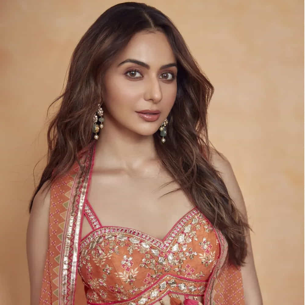 టాలీవుడ్ టాప్ హీరోయిన్ల లిస్ట్ లో తక్కువ టైం లోనే చేరింది అందాల తార రకుల్ ప్రీత్ సింగ్. వరుస సినిమాలు అవకాశాలు దక్కించుకుంది ఈ బ్యూటీ. టాలీవుడ్లో దాదాపు అందరు అగ్రహీరోల సరసన ఆడిపాడింది. కెరటం సినిమాతో టాలీవుడ్ లోకి అరంగేట్రం చేసింది. ఈ భామ తాజాగా సోషల్ మీడియాలో ఫోటోలు షేర్ చేసింది. ఈ ముద్దుగుమ్మ తాజా ఫొటోస్ చుస్తే వావ్ అనాల్సిందే.