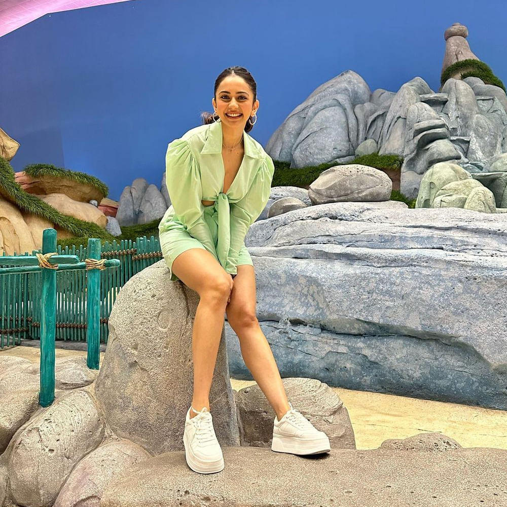 టాలీవుడ్ టాప్‌ హీరోయిన్ల లిస్ట్ లో తక్కువ టైం లోనే చేరింది అందాల తార రకుల్‌ ప్రీత్‌ సింగ్. వరుస సినిమాలు అవకాశాలు దక్కించుకుంది ఈ బ్యూటీ. టాలీవుడ్‌లో దాదాపు అందరు అగ్రహీరోల సరసన ఆడిపాడింది. కెరటం సినిమాతో టాలీవుడ్ లోకి అరంగేట్రం చేసింది. ఈ భామ తాజాగా సోషల్ మీడియాలో ఫోటోలు షేర్ చేసింది. ఈ ముద్దుగుమ్మ తాజా ఫొటోస్ చుస్తే వావ్ అనాల్సిందే.