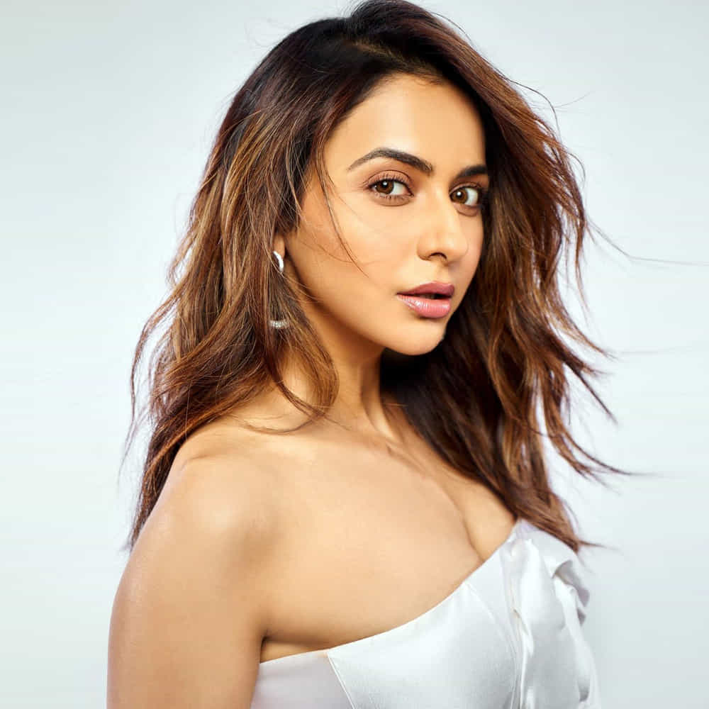 అనతి కాలంలోనే టాప్ హీరోయిన్ల జాబితాలో చేరింది అందాల తార రకుల్ ప్రీత్ సింగ్. వరుస సినిమాలు అవకాశాలు దక్కించుకున్న ఈ బ్యూటీ.. టాలీవుడ్లో దాదాపు అందరు అగ్రహీరోల సరసన ఆడిపాడింది.. తాజాగా ఈ సుందరి షేర్ చేసిన ఫోటోస్ చూస్తే ఎవరైనా పడిపోవాల్సిందే.