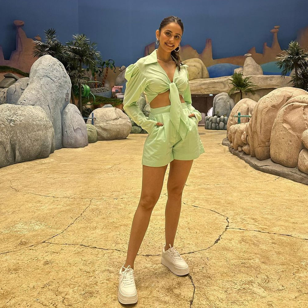 టాలీవుడ్ టాప్‌ హీరోయిన్ల లిస్ట్ లో తక్కువ టైం లోనే చేరింది అందాల తార రకుల్‌ ప్రీత్‌ సింగ్. వరుస సినిమాలు అవకాశాలు దక్కించుకుంది ఈ బ్యూటీ. టాలీవుడ్‌లో దాదాపు అందరు అగ్రహీరోల సరసన ఆడిపాడింది. కెరటం సినిమాతో టాలీవుడ్ లోకి అరంగేట్రం చేసింది. ఈ భామ తాజాగా సోషల్ మీడియాలో ఫోటోలు షేర్ చేసింది. ఈ ముద్దుగుమ్మ తాజా ఫొటోస్ చుస్తే వావ్ అనాల్సిందే.