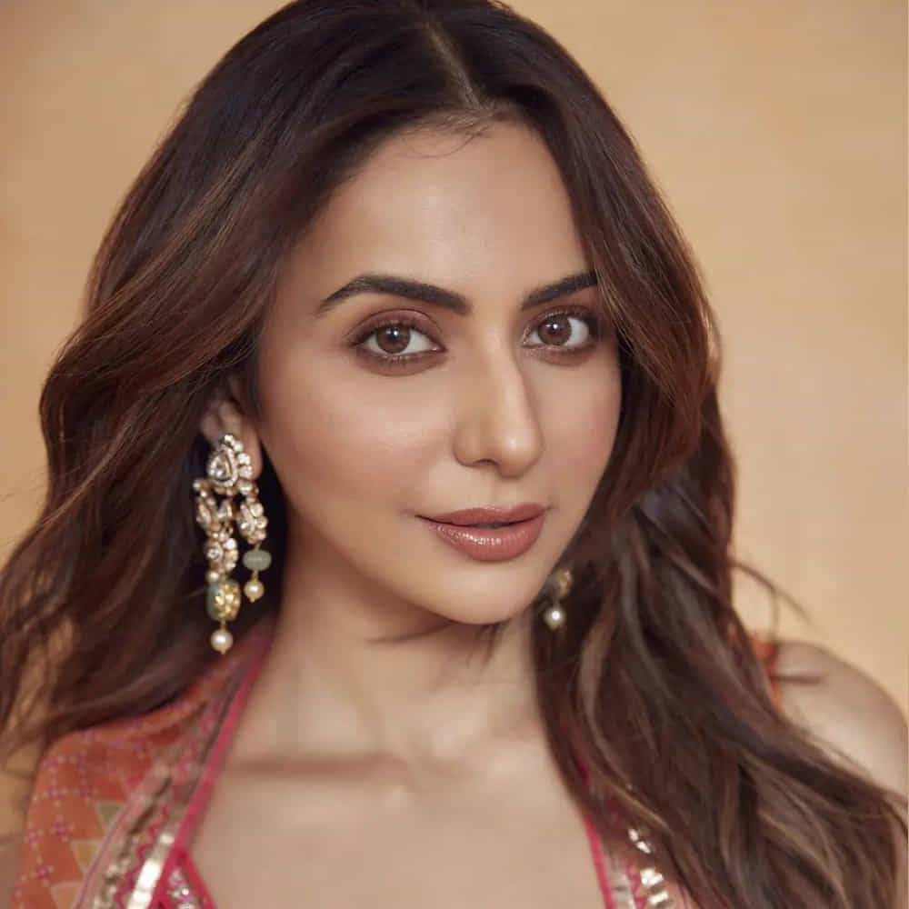 టాలీవుడ్ టాప్ హీరోయిన్ల లిస్ట్ లో తక్కువ టైం లోనే చేరింది అందాల తార రకుల్ ప్రీత్ సింగ్. వరుస సినిమాలు అవకాశాలు దక్కించుకుంది ఈ బ్యూటీ. టాలీవుడ్లో దాదాపు అందరు అగ్రహీరోల సరసన ఆడిపాడింది. కెరటం సినిమాతో టాలీవుడ్ లోకి అరంగేట్రం చేసింది. ఈ భామ తాజాగా సోషల్ మీడియాలో ఫోటోలు షేర్ చేసింది. ఈ ముద్దుగుమ్మ తాజా ఫొటోస్ చుస్తే వావ్ అనాల్సిందే.