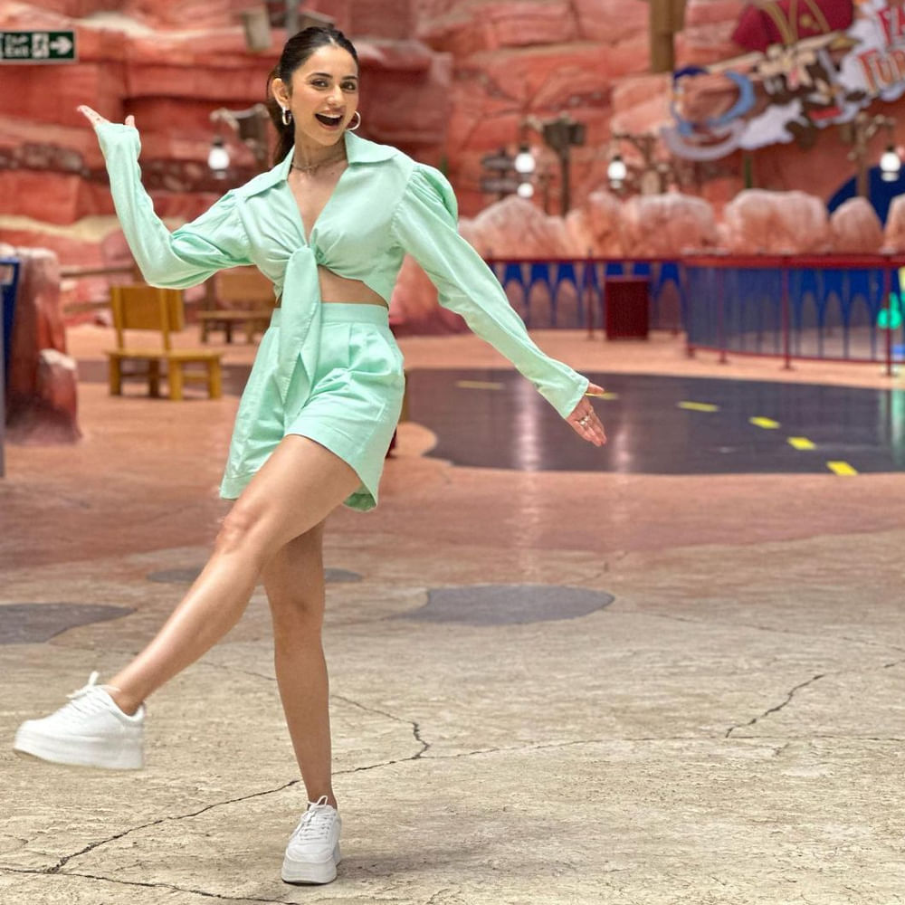 టాలీవుడ్ టాప్‌ హీరోయిన్ల లిస్ట్ లో తక్కువ టైం లోనే చేరింది అందాల తార రకుల్‌ ప్రీత్‌ సింగ్. వరుస సినిమాలు అవకాశాలు దక్కించుకుంది ఈ బ్యూటీ. టాలీవుడ్‌లో దాదాపు అందరు అగ్రహీరోల సరసన ఆడిపాడింది. కెరటం సినిమాతో టాలీవుడ్ లోకి అరంగేట్రం చేసింది. ఈ భామ తాజాగా సోషల్ మీడియాలో ఫోటోలు షేర్ చేసింది. ఈ ముద్దుగుమ్మ తాజా ఫొటోస్ చుస్తే వావ్ అనాల్సిందే.