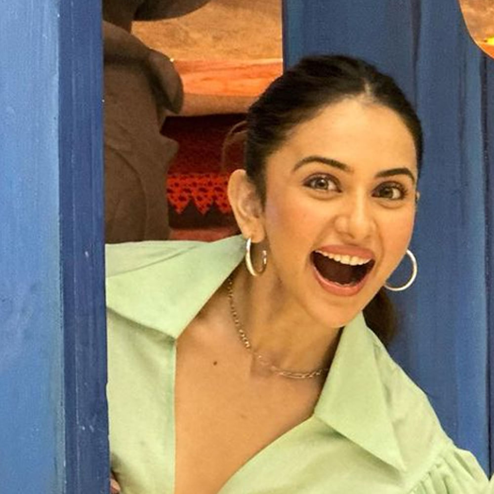 టాలీవుడ్ టాప్‌ హీరోయిన్ల లిస్ట్ లో తక్కువ టైం లోనే చేరింది అందాల తార రకుల్‌ ప్రీత్‌ సింగ్. వరుస సినిమాలు అవకాశాలు దక్కించుకుంది ఈ బ్యూటీ. టాలీవుడ్‌లో దాదాపు అందరు అగ్రహీరోల సరసన ఆడిపాడింది. కెరటం సినిమాతో టాలీవుడ్ లోకి అరంగేట్రం చేసింది. ఈ భామ తాజాగా సోషల్ మీడియాలో ఫోటోలు షేర్ చేసింది. ఈ ముద్దుగుమ్మ తాజా ఫొటోస్ చుస్తే వావ్ అనాల్సిందే.