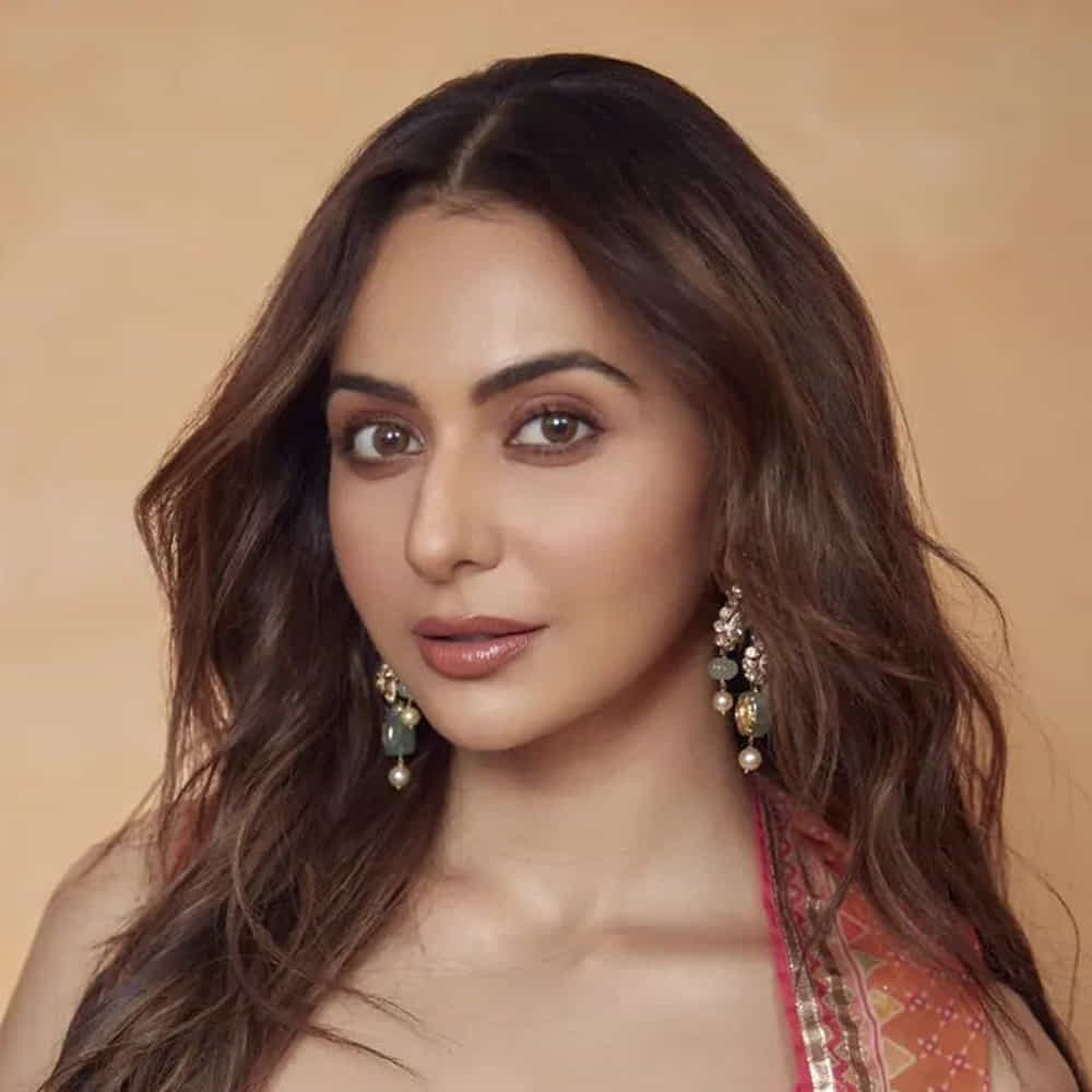 టాలీవుడ్ టాప్ హీరోయిన్ల లిస్ట్ లో తక్కువ టైం లోనే చేరింది అందాల తార రకుల్ ప్రీత్ సింగ్. వరుస సినిమాలు అవకాశాలు దక్కించుకుంది ఈ బ్యూటీ. టాలీవుడ్లో దాదాపు అందరు అగ్రహీరోల సరసన ఆడిపాడింది. కెరటం సినిమాతో టాలీవుడ్ లోకి అరంగేట్రం చేసింది. ఈ భామ తాజాగా సోషల్ మీడియాలో ఫోటోలు షేర్ చేసింది. ఈ ముద్దుగుమ్మ తాజా ఫొటోస్ చుస్తే వావ్ అనాల్సిందే.