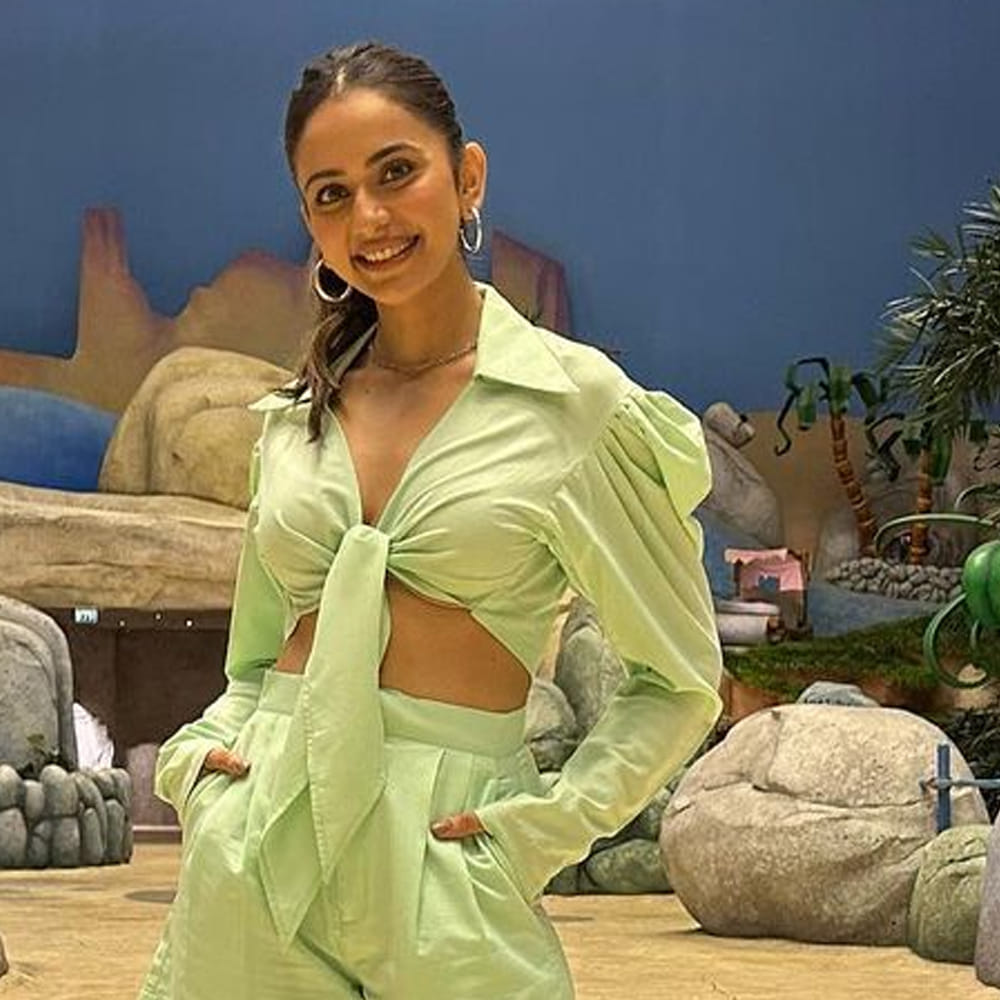 టాలీవుడ్ టాప్‌ హీరోయిన్ల లిస్ట్ లో తక్కువ టైం లోనే చేరింది అందాల తార రకుల్‌ ప్రీత్‌ సింగ్. వరుస సినిమాలు అవకాశాలు దక్కించుకుంది ఈ బ్యూటీ. టాలీవుడ్‌లో దాదాపు అందరు అగ్రహీరోల సరసన ఆడిపాడింది. కెరటం సినిమాతో టాలీవుడ్ లోకి అరంగేట్రం చేసింది. ఈ భామ తాజాగా సోషల్ మీడియాలో ఫోటోలు షేర్ చేసింది. ఈ ముద్దుగుమ్మ తాజా ఫొటోస్ చుస్తే వావ్ అనాల్సిందే.