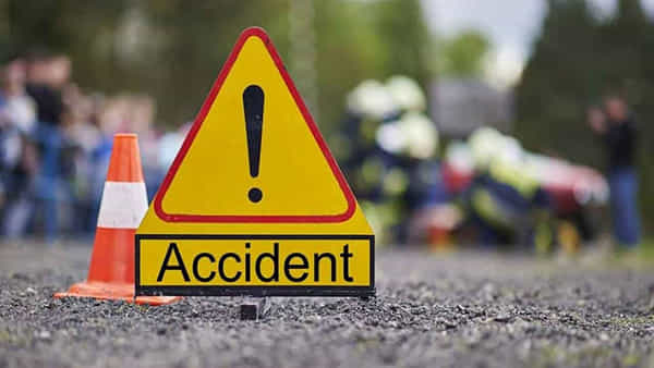 Road Accident: అదుపు తప్పిన సిమెంట్ ట్యాంకర్.. మొత్తం కుటుంబాన్నే వెంటాడిన మృత్యువు..