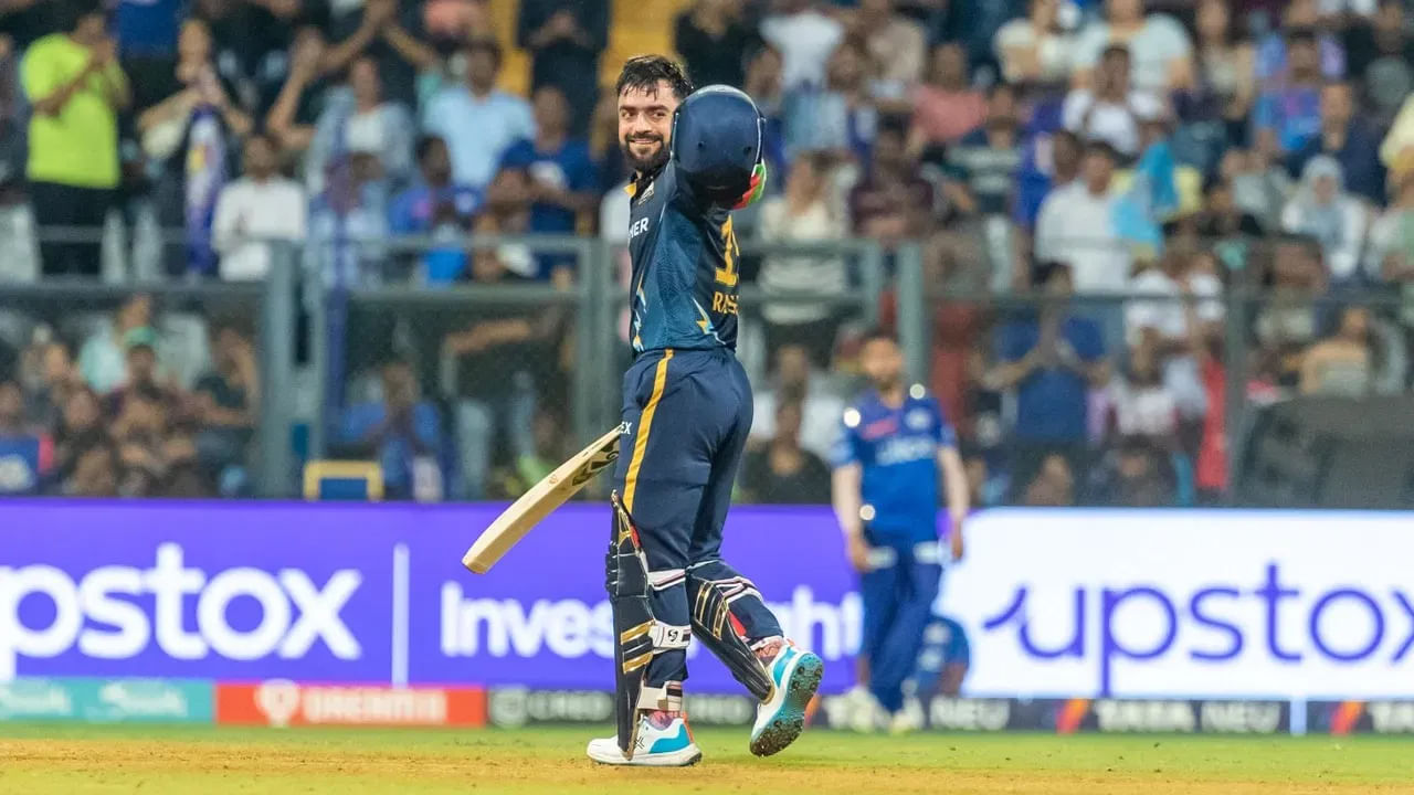 ముఖ్యంగా డెత్ ఓవర్లలో భీకర బ్యాటింగ్ ప్రదర్శించిన రషీద్ ఖాన్ 32 బంతుల్లో 10 భారీ సిక్సర్లు, 3 ఫోర్లతో అజేయంగా 79 పరుగులు చేశాడు. రషీద్ ఖాన్ ఒంటరి పోరాటం చేసినా గుజరాత్ టైటాన్స్ 27 పరుగుల తేడాతో ఓడిపోయింది.