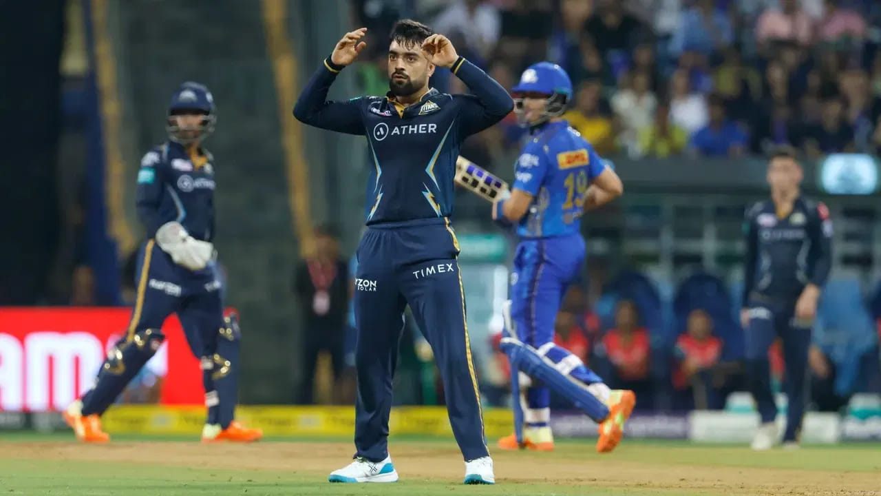 ఎందుకంటే ముంబై ఇండియన్స్ బ్యాట్స్ మెన్ రెచ్చిపోయినా.. రషీద్ ఖాన్ బౌలింగ్ లో మెరిశాడు. 4 ఓవర్లు వేసిన రషీద్ ఖాన్ 30 పరుగులిచ్చి 4 వికెట్లు పడగొట్టాడు. అలాగే బ్యాట్‌తో అద్భుత ప్రదర్శన చేసి అజేయంగా 79 పరుగులు చేశాడు.