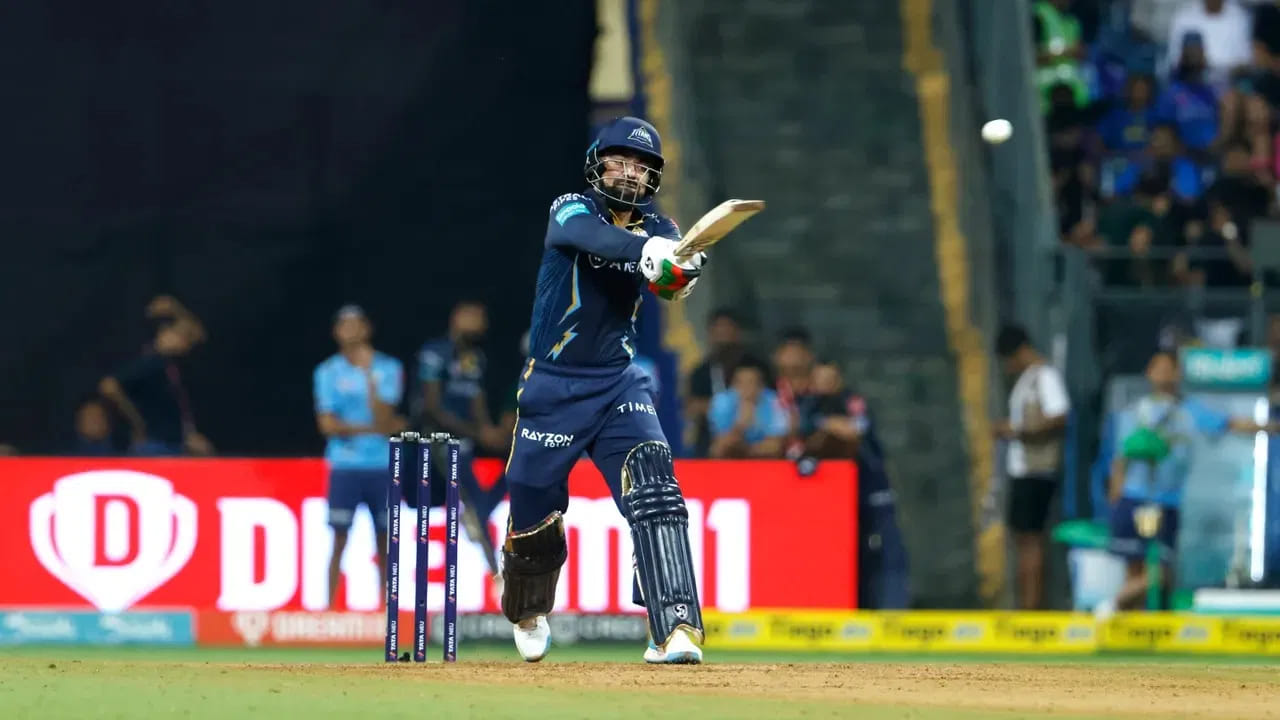 8వ స్థానంలో వచ్చిన రషీద్ ఖాన్ అద్భుతమైన బ్యాటింగ్ ప్రదర్శన కనబరిచాడు. ముంబయి బౌలర్లను ఒత్తిడిలోకి నెట్టాడు. ఒక్క క్షణం విజయ కాంక్షను గుజరాత్ శిబిరంలో నెలకొల్పాడు.  అలాగే ముంబై ఇండియన్స్ శిబిరంలో ఓటమి భయం సృష్టించగలిగాడు.