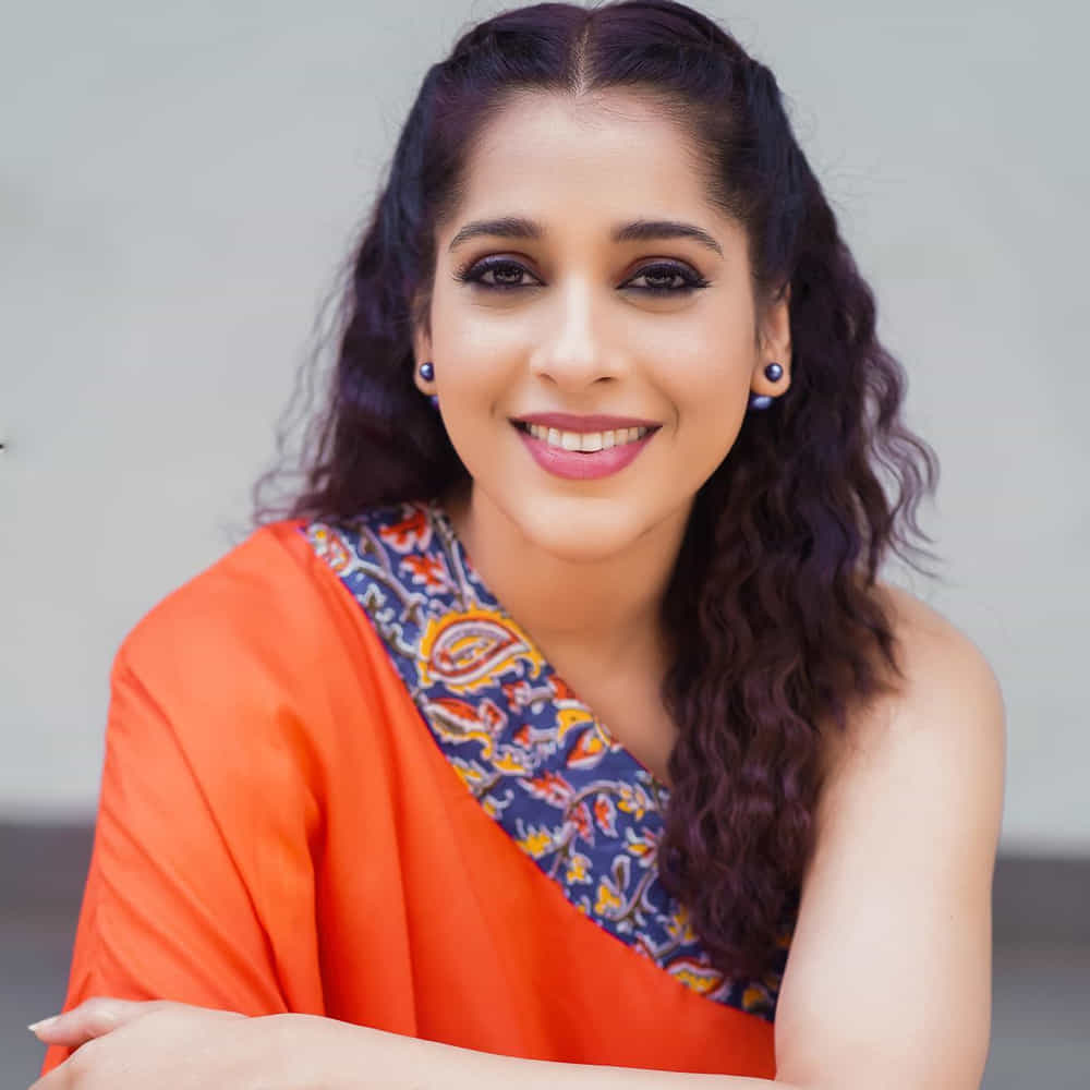 యాంకర్గా బుల్లి తెర ప్రేక్షకులను తన చలాకీ తనంలో ఆకట్టుకునే రష్మీ.. సోషల్ మీడియాలోనూ యాక్టివ్గా ఉంటుంది. తన లేటెస్ట్ ఫోటోలను ఎప్పటికప్పుడు అభిమానులతో పంచుకునే ఈ అమ్మడు తాజాగా చీర కట్టులో దిగిన కొన్ని ఫోటోలను పోస్ట్ చేసింది..