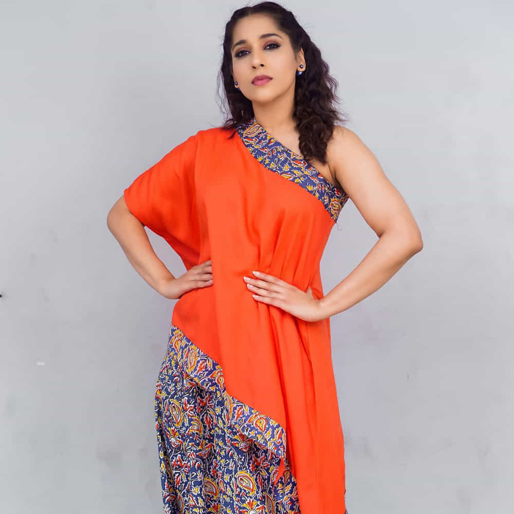 యాంకర్గా బుల్లి తెర ప్రేక్షకులను తన చలాకీ తనంలో ఆకట్టుకునే రష్మీ.. సోషల్ మీడియాలోనూ యాక్టివ్గా ఉంటుంది. తన లేటెస్ట్ ఫోటోలను ఎప్పటికప్పుడు అభిమానులతో పంచుకునే ఈ అమ్మడు తాజాగా చీర కట్టులో దిగిన కొన్ని ఫోటోలను పోస్ట్ చేసింది..