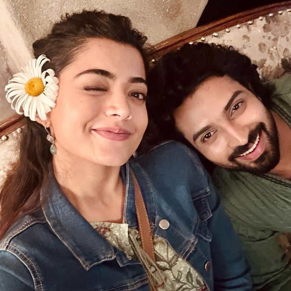 ‘అందరూ క్షమించాలి. కొన్ని రోజులుగా మిమ్మల్ని మిస్సవుతూ వచ్చాను. ఎందుకంటే నెట్‌వర్క్‌ లేని ప్రాంతంలో షూటింగ్‌ చేస్తున్నాను’’ అని రష్మికా మందన్నా సోషల్‌ మీడియా ద్వారా వివరణ ఇచ్చారు. 
