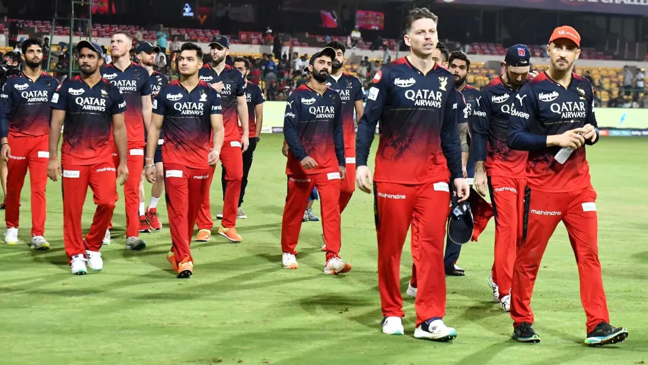 IPL 2023: రాయల్ చాలెంజర్స్ బెంగళూరు ఈ ఐపీఎల్ 16వ సీజన్‌ ప్లేఆఫ్స్ రేసు నుంది వైదొలగింది. ఆడిన 14 మ్యాచ్‌లలో 7 మ్యాచ్‌లు మాత్రమే గెలిచిన ఆర్‌సీబీ పాయింట్ల టేబుల్‌లో 6వ స్థానంలోనే ఉంది. ఆర్‌సీబీ ఆడిన చివరి మ్యాచ్‌ గెలిచినా ప్లేఆఫ్స్‌కి వెళ్లే అవకాశం ఉంది, కానీ అందులో ‘ప్లే బోల్డ్’ టీమ్ అనూహ్య ఓటమిని చవిచూసింది. 