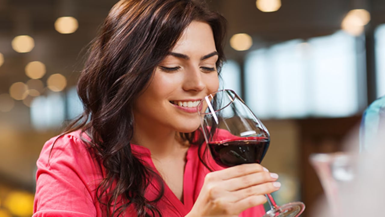 Red Wine Benefits : రెడ్ వైన్​ తాగడం వల్ల ఎన్ని ఉపయోగాలో తెలుసా..? అందంతో పాటు ఆరోగ్యం కూడా..!