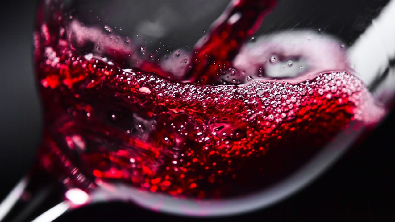 Red Wine- రెడ్ వైన్ మైగ్రేన్‌లను ప్రేరేపిస్తుంది. ఇది మీ శరీరాన్ని ప్రభావితం చేయవచ్చు.