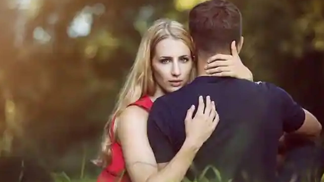 వారి హాబిస్ కు ఎక్కువగా ప్రియారిటీ ఇవ్వడం. డ్యాన్స్, కొత్త భాష నేర్చుకోవడం లేదా కొత్త అభిరుచిని ప్రయత్నించడం లాంటివి చేయండి. ఇద్దరు కలిసి చేసే ఈ ప్రయత్నం మంచి అనుభవంతోపాటు బంధాన్ని బలపరుస్తుంది.