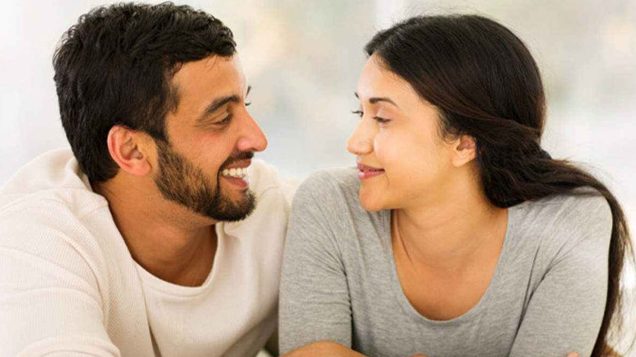 చివరగా, ఎల్లప్పుడూ మీ సంబంధానికి ప్రాధాన్యత ఇవ్వండి.. బిజీ షెడ్యూల్లు, బాధ్యతల మధ్య కూడా ఒకరికొకరు సమయాన్ని వెచ్చించండి. మీ భాగస్వామికి వారే.. ప్రాధాన్యత అంటూ తెలియజేయండి.. వీటి ద్వారా శృంగార జీవితం ఆనందమయంగా మారుతుంది.