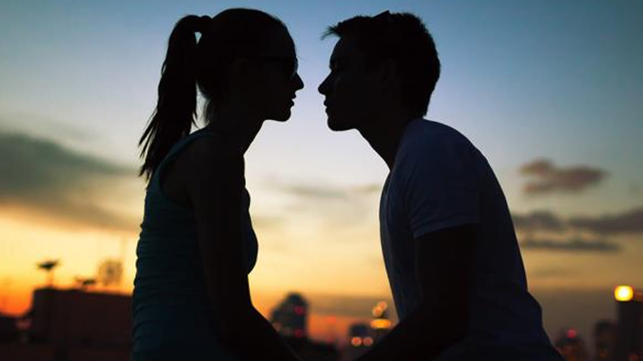 మీ భాగస్వామి కోసం ప్రత్యేకంగా భోజనాన్ని తయారు చేయండి.. ఇంకా క్యాండిల్ డిన్నర్, మ్యూజిక్ లాంటి అందమైన టేబుల్ సెట్టింగ్తో వారి మూడ్ని మరింత సెట్ చేయండి.