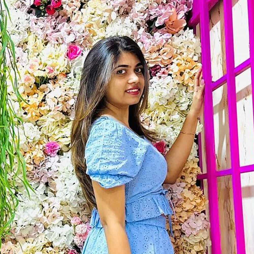 వీరి ఇద్దరి మధ్య తెరపై లవ్ ట్రాక్ కూడా నడిపించారు షో నిర్వాహకులు.