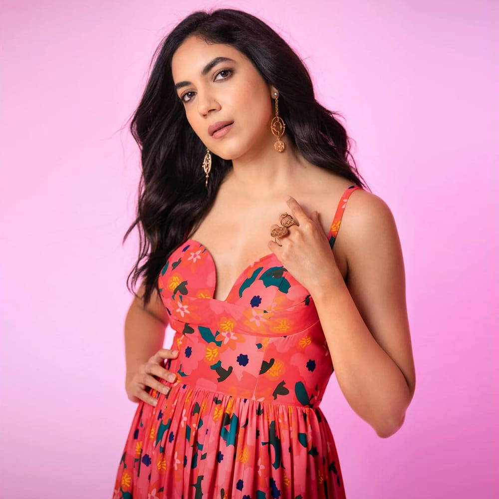 పెళ్లి చూపులు సినిమాతో తెలుగు అభిమానుల మనసు దోచుకున్న రీతూ వర్మ ఇక ఇప్పుడు అటు, తెలుగు, తమిళం, మళయాలం చిత్రాల్లో కూడా అలరిస్తోంది.. అచ్చ తెలుగింటి అమ్మాయి మోడరన్ డ్రెస్ లో కూడా రీతూ వర్మ ఆకట్టుకుంటుంది