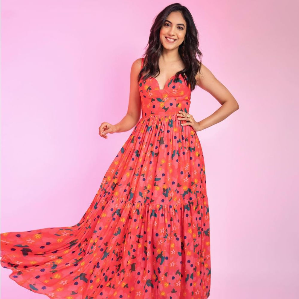 పెళ్లి చూపులు సినిమాతో తెలుగు అభిమానుల మనసు దోచుకున్న రీతూ వర్మ ఇక ఇప్పుడు అటు, తెలుగు, తమిళం, మళయాలం చిత్రాల్లో కూడా అలరిస్తోంది.. అచ్చ తెలుగింటి అమ్మాయి మోడరన్ డ్రెస్ లో కూడా రీతూ వర్మ ఆకట్టుకుంటుంది