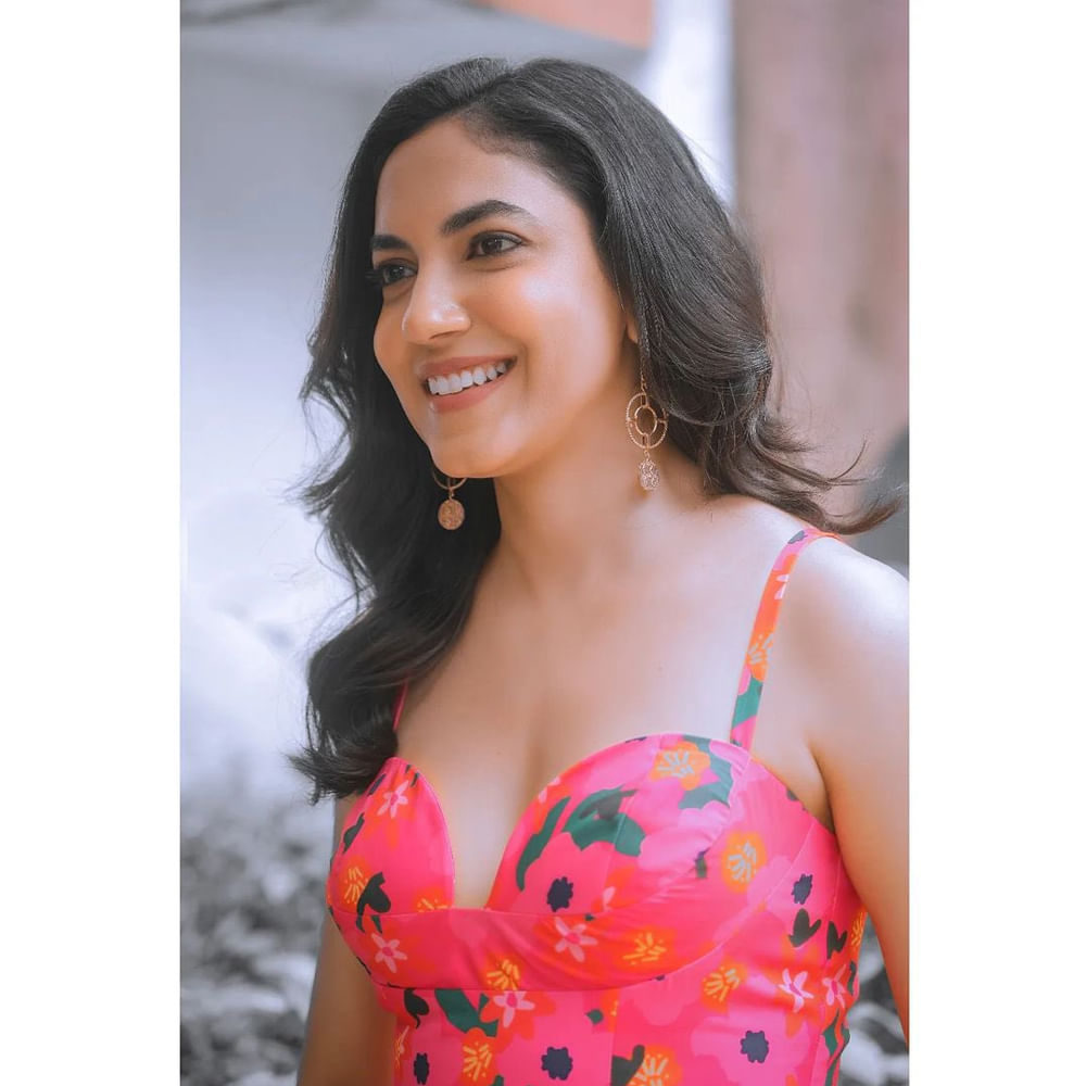 పెళ్లి చూపులు సినిమాతో తెలుగు అభిమానుల మనసు దోచుకున్న రీతూ వర్మ ఇక ఇప్పుడు అటు, తెలుగు, తమిళం, మళయాలం చిత్రాల్లో కూడా అలరిస్తోంది.. అచ్చ తెలుగింటి అమ్మాయి మోడరన్ డ్రెస్ లో కూడా రీతూ వర్మ ఆకట్టుకుంటుంది