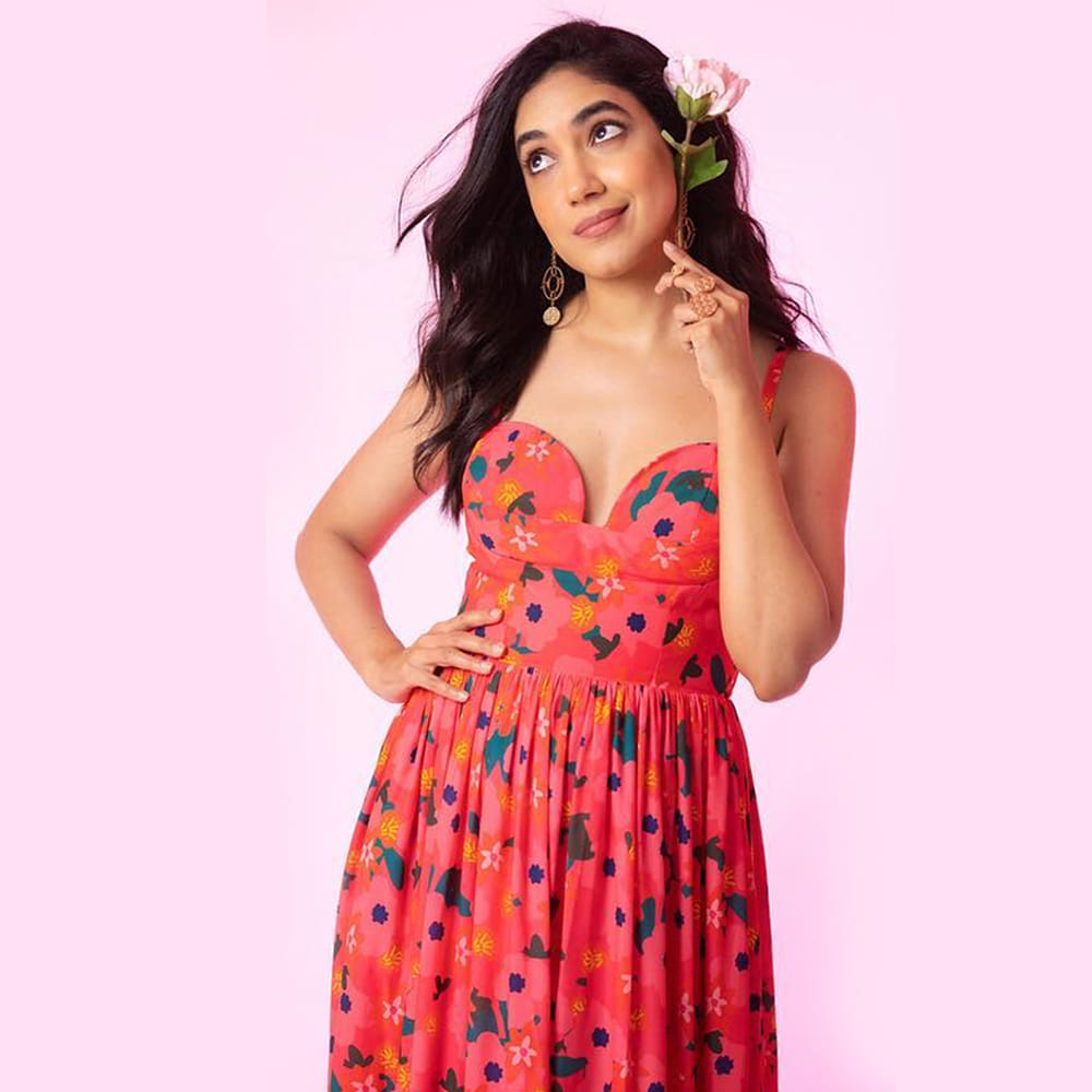 పెళ్లి చూపులు సినిమాతో తెలుగు అభిమానుల మనసు దోచుకున్న రీతూ వర్మ ఇక ఇప్పుడు అటు, తెలుగు, తమిళం, మళయాలం చిత్రాల్లో కూడా అలరిస్తోంది.. అచ్చ తెలుగింటి అమ్మాయి మోడరన్ డ్రెస్ లో కూడా రీతూ వర్మ ఆకట్టుకుంటుంది