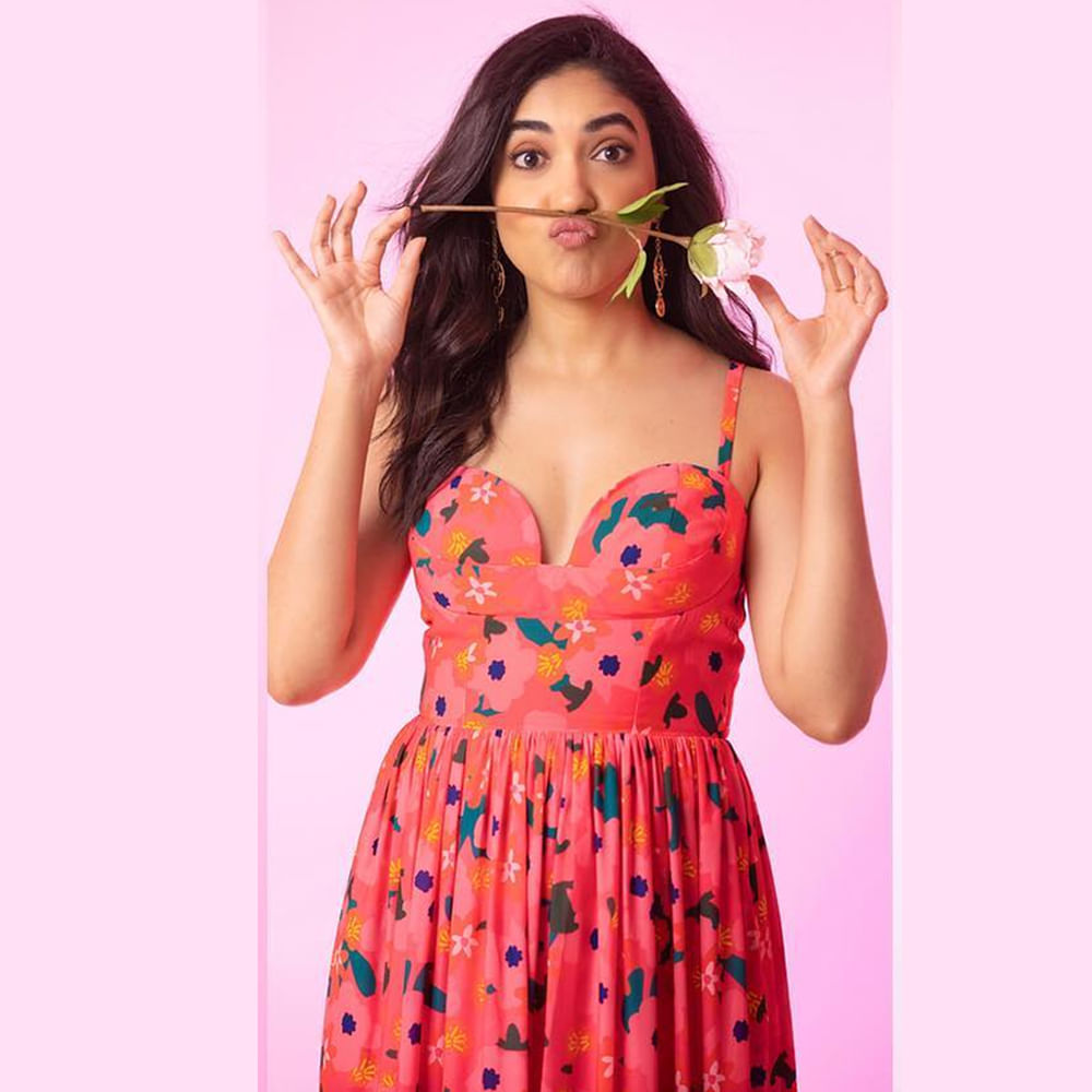 పెళ్లి చూపులు సినిమాతో తెలుగు అభిమానుల మనసు దోచుకున్న రీతూ వర్మ ఇక ఇప్పుడు అటు, తెలుగు, తమిళం, మళయాలం చిత్రాల్లో కూడా అలరిస్తోంది.. అచ్చ తెలుగింటి అమ్మాయి మోడరన్ డ్రెస్ లో కూడా రీతూ వర్మ ఆకట్టుకుంటుంది